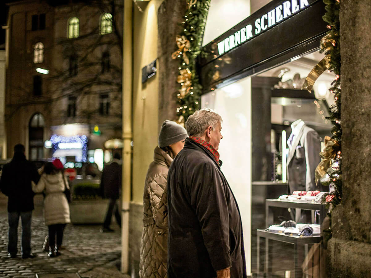 a couple window shopping during the holidays